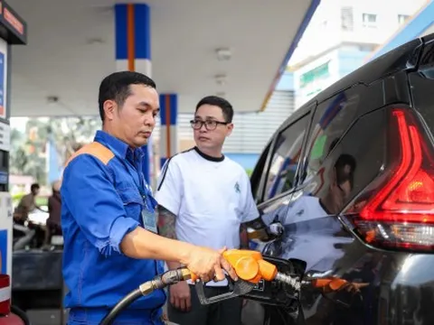 Giá xăng dầu tiếp tục giảm mạnh, có loại giảm hơn 3.000 đồng/lít