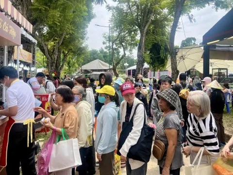 Lễ hội Bánh mì Việt Nam chưa khai mạc, thực khách đã xếp hàng chờ thưởng thức