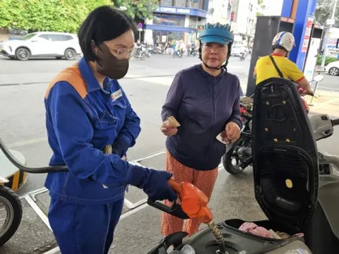 Giá xăng tiếp tục giảm, RON95 còn hơn 22.000 đồng/lít