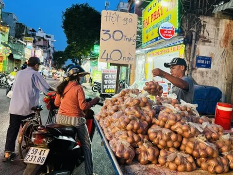 Trứng gà siêu rẻ bán đầy đường