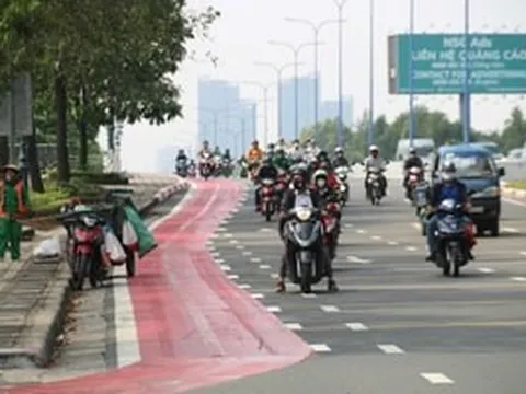 Từ nay, người đi xe máy quá chậm cũng có thể bị phạt đến 1.000.000 đồng