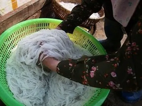 Nghề 'trẻ con cũng làm được': Nhiều phụ nữ ven biển kiếm tiền triệu mỗi ngày chỉ với vật dụng đơn giản