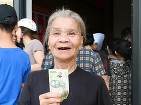 Mỗi người sẽ được nhận 300.000 đồng tiền mặt từ ngân sách cấp tỉnh, áp dụng từ nay đến 2030: Chi tiết các nhóm đối tượng được hưởng, nguyên tắc xét và áp dụng tại địa phương nào?