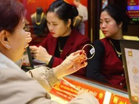 Nên vay vàng trong dân hay khuyến khích người dân bán vàng?