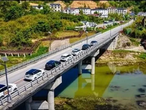 SUV hybrid vừa ra mắt Việt Nam tháng 3/2026 chạy gần 1.000 km chỉ 1 bình xăng khi luôn bật điều hòa, dừng nghỉ thường xuyên, sạc nhiều thiết bị