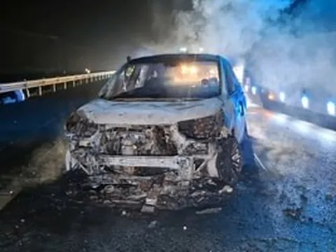 Nguyên nhân vụ xe ô tô chở gia đình cháy trơ khung trên cao tốc