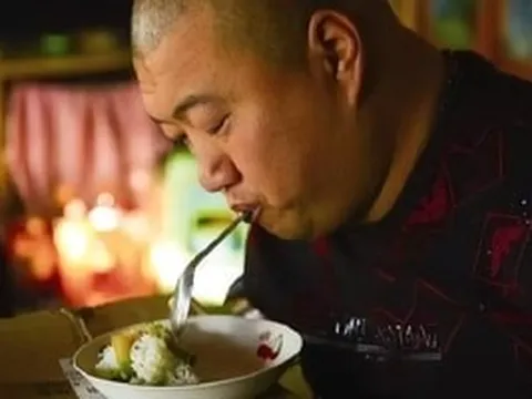 Bị xem là gánh nặng, người đàn ông không tay chân trở thành trụ cột gia đình nhờ vật dụng không ai ngờ tới