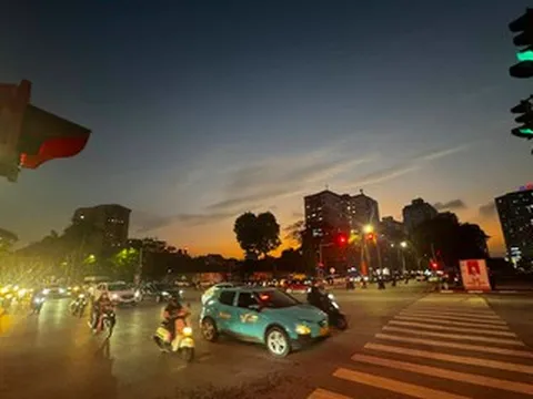 Nghe điện thoại của mẹ, con gái vội bắt chuyến xe cuối cùng về nghỉ lễ