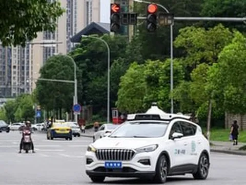 200 robotaxi 'đóng băng' giữa đường, Trung Quốc phanh gấp làn sóng cấp phép xe tự lái