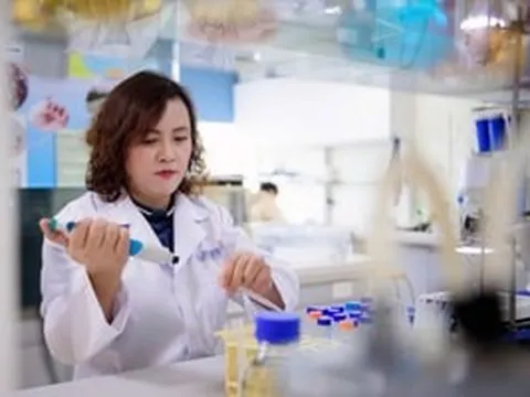 Giáo sư vừa được Pháp trao phần thưởng uy tín, hiện đang là ‘thuyền trưởng’ tại trường đại học lần đầu tiên có nữ Hiệu trưởng