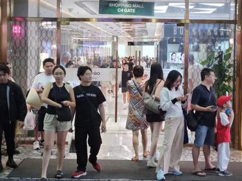 Người mua 'săn sale' trong kỳ nghỉ lễ, siêu thị, trung tâm thương mại đông nghịt