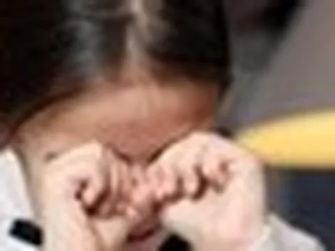 Bé gái mắt một mí đột nhiên "biến" thành hai mí: Bố mẹ vui mừng nhưng bác sĩ băn khoăn: Sao giờ mới cho đi khám?