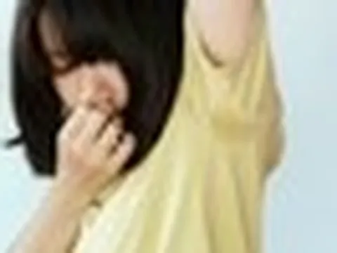 Tại sao nách vẫn hôi sau khi dùng lăn khử mùi? Dược sĩ tiết lộ: Có thể bạn dùng sai thời điểm!