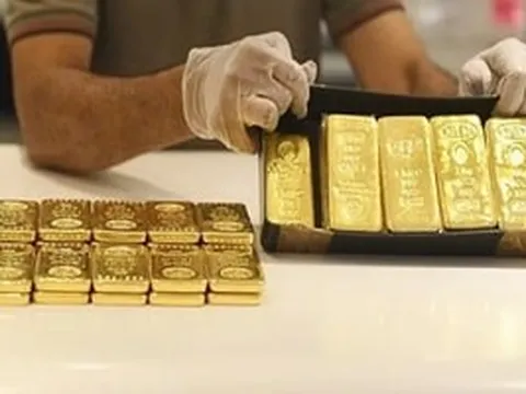 Giá vàng hôm nay (5/5): Áp lực dồn dập, vàng trong nước và thế giới cùng lao dốc