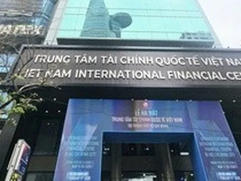 Sếp ngân hàng nói về điện sạch để hút vốn vào Trung tâm tài chính quốc tế