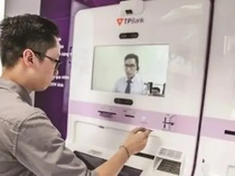 Đằng sau việc hàng nghìn người rời khỏi nhà băng