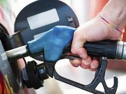 Giá xăng đồng loạt tăng, dầu diesel hạ nhiệt