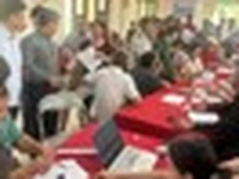 Người dân đổ về nhà văn hóa nhận tiền đền bù đất tại tại siêu dự án 925.000 tỷ đồng có sân vận động lớn nhất hành tinh