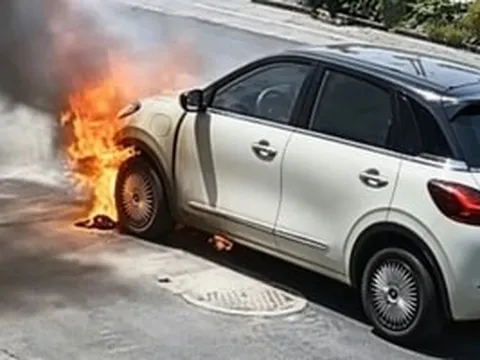 Chiếc xe điện hatchback đắt khách bất ngờ bốc cháy khi đang đỗ xe dù không cắm sạc