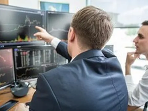 Khối ngoại tiếp tục bán ròng, "xả" hơn 700 tỷ đồng tại hai cổ phiếu VN30
