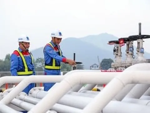 Nhập khẩu xăng dầu tăng mạnh, thương mại Việt Nam đảo chiều