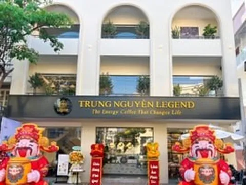 Ông Đặng Lê Nguyên Vũ cùng lúc khai trương 2 cửa hàng Trung Nguyên Legend tại 'hòn ngọc biển Đông' của Việt Nam