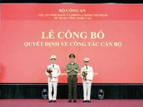 Về Bộ Công an, Chủ tịch và Tổng Giám đốc FPT Telecom được phong cấp thượng tá