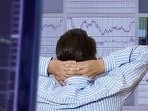 Tiếp đà bán ròng hơn 1.000 tỷ phiên đầu tuần, khối ngoại "xả" mạnh cổ phiếu nào?