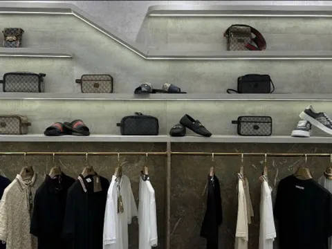 Cửa hàng ở Hà Nội công khai bán sản phẩm nghi giả mạo Gucci, Burberry