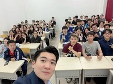 Chủ tịch Đỗ Quang Vinh bất ngờ làm "thầy giáo"