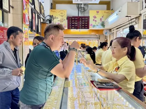 Giá vàng xuống mức thấp nhất trong nhiều tháng, có nên mua?