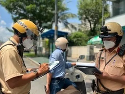Từ nay, đi xe máy quá hạn ra đường sẽ bị tịch thu: Người sử dụng có được giữ lại biển số không?