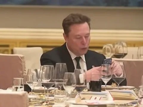 Dù sở hữu đế chế công nghệ riêng, Elon Musk vẫn dùng chiếc điện thoại này khi tới Trung Quốc, màu sắc chiếc máy mới gây chú ý