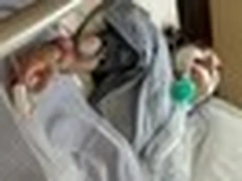 Bà mẹ 2 con 38 tuổi bật khóc khi phát hiện ung thư giai đoạn 3: "Tôi không biết đó là triệu chứng, tưởng ai cũng gặp"