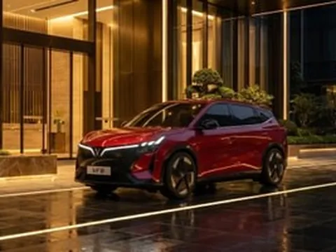 VinFast VF 8 thế hệ mới chính thức ra mắt: Tầm hoạt động 500km, sạc nhanh 30 phút, 2 màn hình, cần số sau vô lăng, hệ thống ITM mới do hãng xe Việt tự nghiên cứu phát triển, giá niêm yết 999 triệu đồng