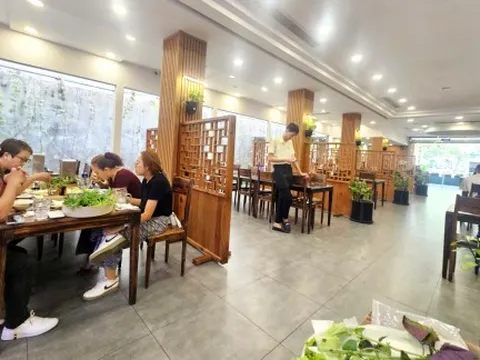 Người tiêu dùng thắt chặt hầu bao, hàng quán vắng teo