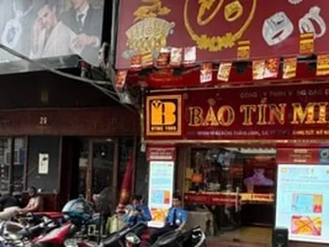 Cảnh tượng lạ trên 'phố vàng' Hà Nội