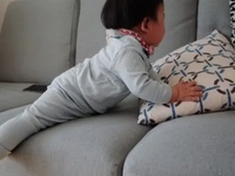 Bé 6 tháng tuổi ngã từ sofa, xuất huyết não nhưng sai lầm này của gia đình khiến bé rơi vào tình trạng nguy kịch