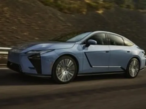 Vén màn bí mật đằng sau quyết định mạo hiểm của Lexus: Tại sao họ vẫn kiên quyết bám trụ với dòng xe sedan gầm thấp giữa thời đại xe đa dụng lên ngôi?