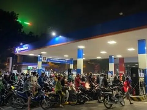 Trước khi nổ máy, Phó Giáo sư nói kỹ về việc phải ‘lắc bình’ khi sử dụng xăng E10