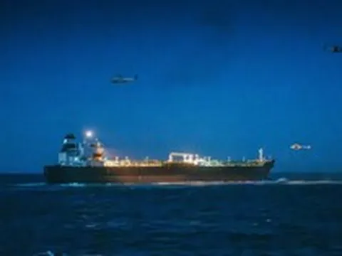 Phát hiện một tàu đang bị trừng phạt của Nga âm thầm di chuyển: Dừng đúng 12 tiếng tại cảng Na Uy, châu Âu lập tức nổ ra tranh cãi