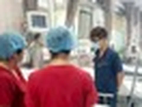 Hà Nội nắng nóng khắc nghiệt: Bác sĩ Bệnh viện Bạch Mai chỉ cách tránh say nắng, sốc nhiệt