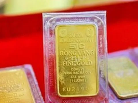 Chỉ sau 4 tháng, giá vàng giảm 'sốc' thế nào từ đỉnh lịch sử?