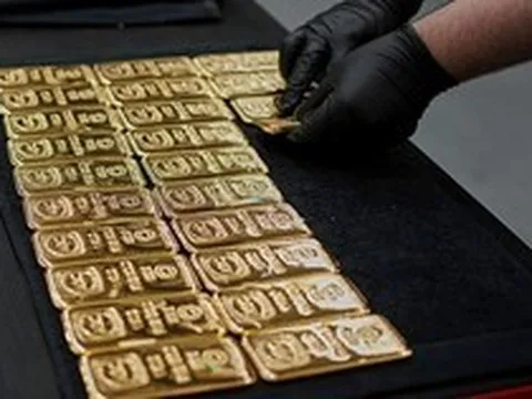 Giá vàng mất mốc 4.500 USD/oz, quỹ lớn nhất thế giới bán hàng tạ vàng