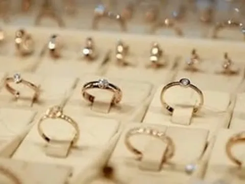 Giá vàng hôm nay (2/6): Đồng loạt giảm sâu, rời xa mốc 159 triệu đồng/lượng