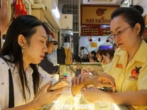 Lý do nhiều người dồn tiền mua vàng trang sức