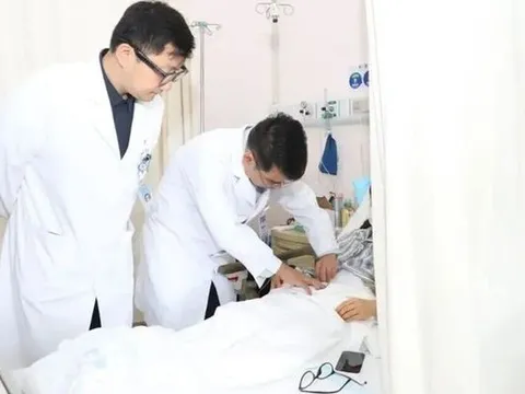Người phụ nữ 27 tuổi phải cắt bỏ đại tràng vì làm "điều dại dột" suốt 4 năm