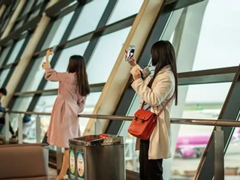 2 năm đi xuất khẩu lao động, chồng giật mình khi gặp vợ ở sân bay