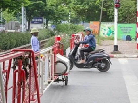 Những người đi xe máy có thói quen qua đường sắt kiểu này sẽ bị phạt ngay 6.000.000 đồng