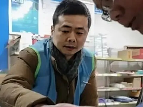 Phó Giáo sư từng đứng trên bục giảng đường suốt 20 năm nay chọn đi làm shipper, nói rõ về lý do và 'bóc tách' thu nhập thực tế